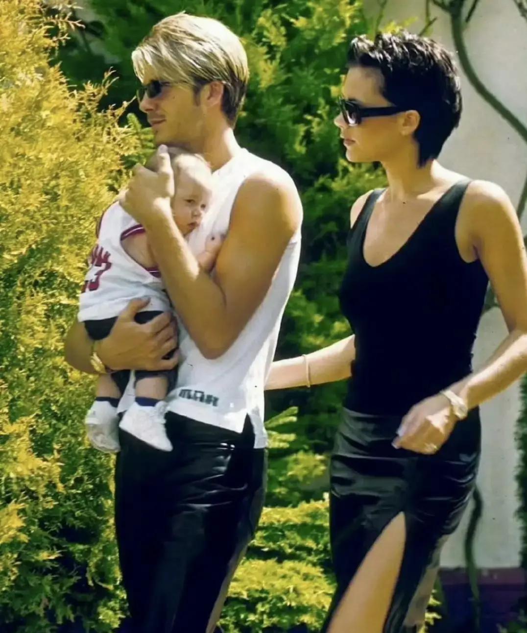 贝克汉姆50岁生日那天，全家在伦敦豪宅切蛋糕，唯独大儿子布鲁克林没露面。
媒体接