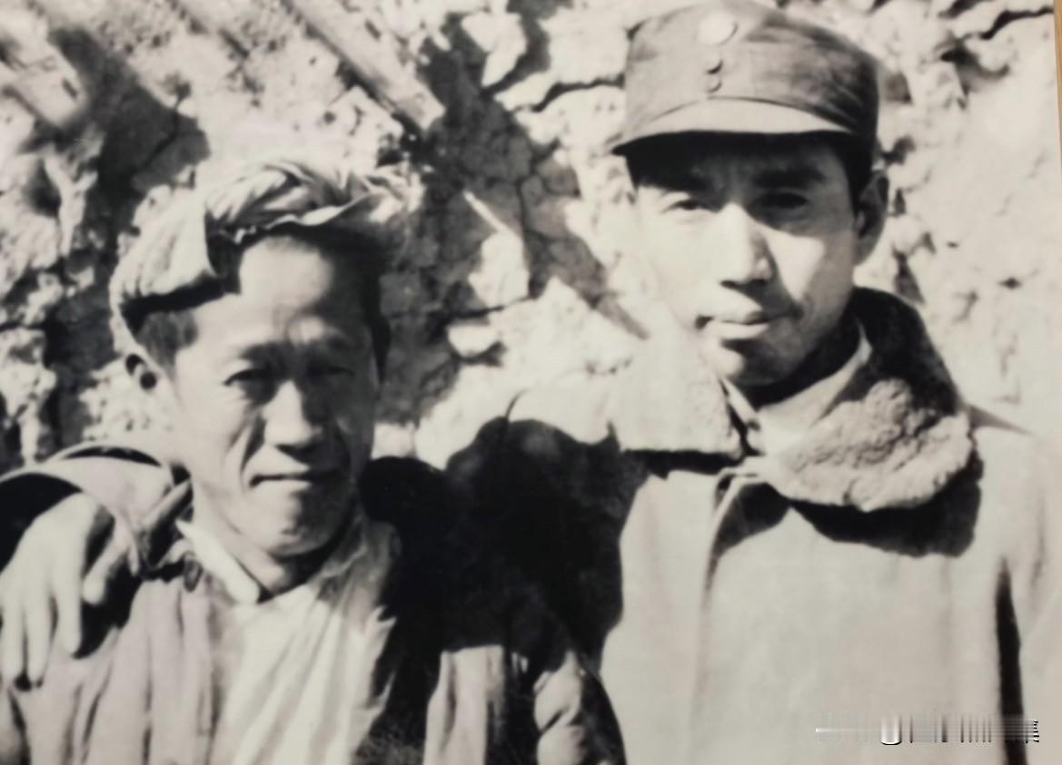 1943年，王震（右）与陕甘宁边区劳动英雄杨步浩合影。杨步浩是陕北横山人，早年给