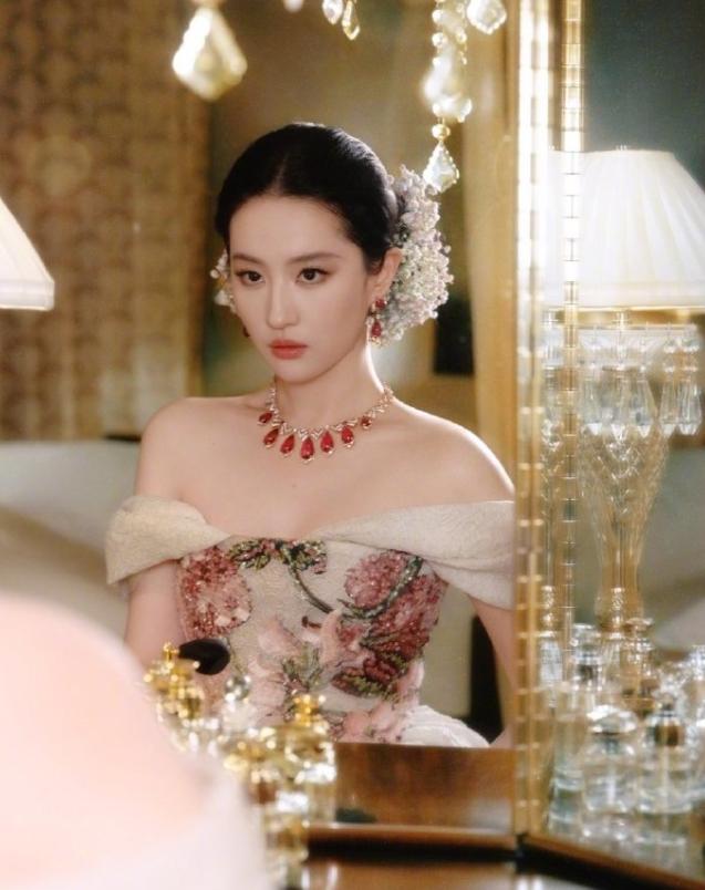 内娱艺人解锁高定也已经是家常便饭
现在除了几个大牌高定之外，其他高定都会主动在国