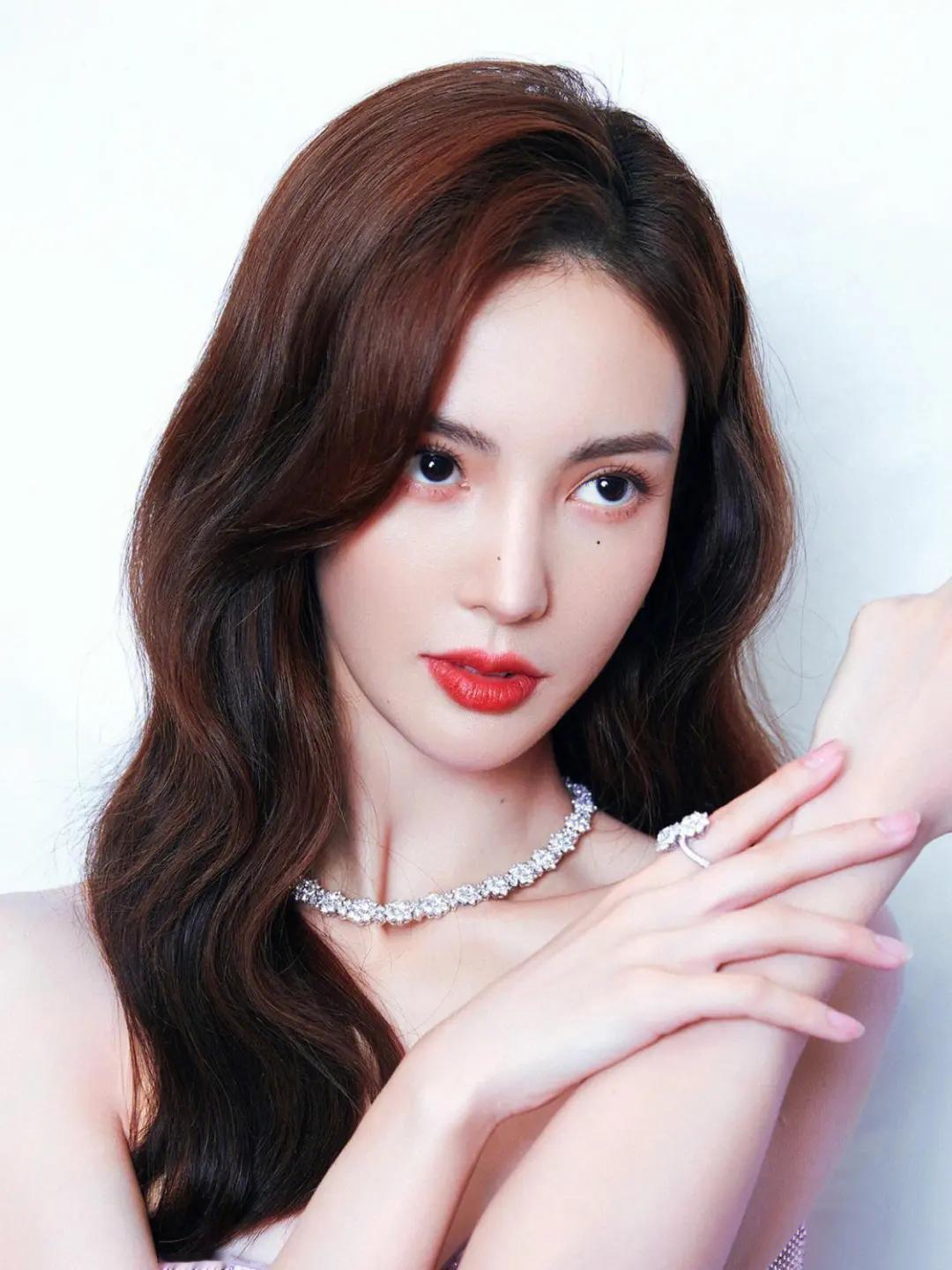 娱乐圈被称为金刚芭比的女明星
[熊猫]金晨 - 33岁 身高171cm体重43k