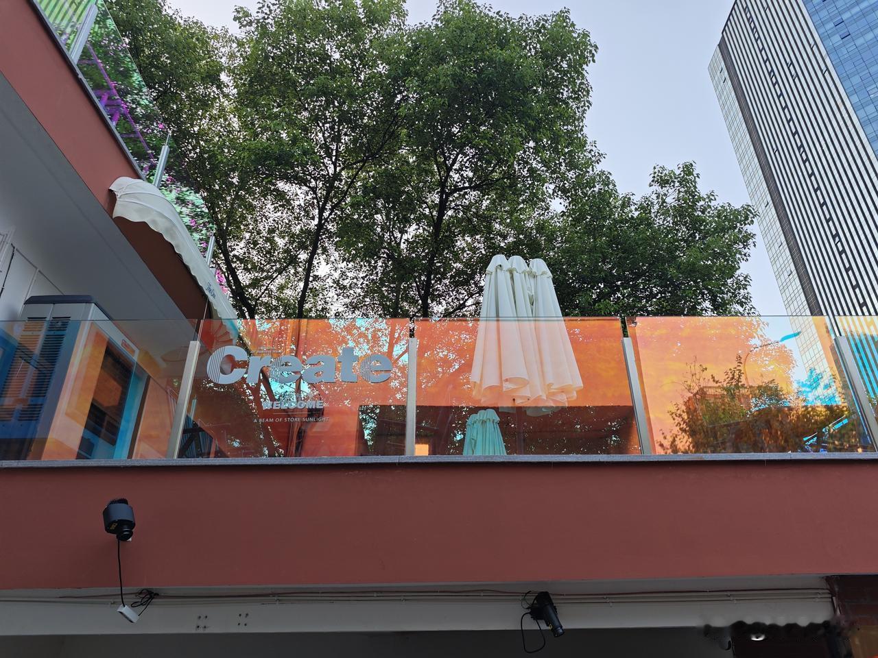 福大东门至诚学院门口的红砖老铺面改造完工啦～
一整排复古红砖房氛围感拉满，便利店