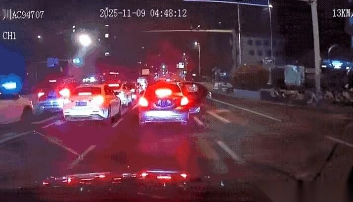 我天，我今天算是开了眼了。
真有人能把大马路当自家客厅啊？
凌晨四点，成都，车来