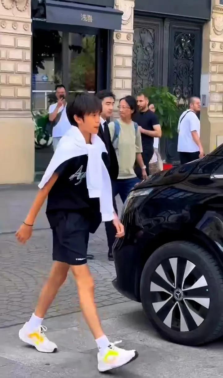 网友在巴黎偶遇邓超孙俪一家四口，应该是去看奥运会了吧！给中国队加油去了。
12岁