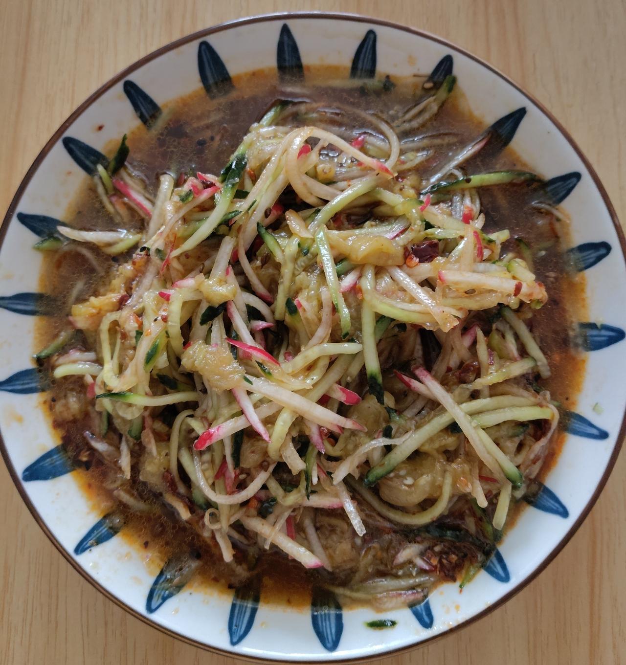今天的天气闷热，本来准备吃烧茄子大米饭，天气不做主，不能这样吃，临时改调吃莜面，
