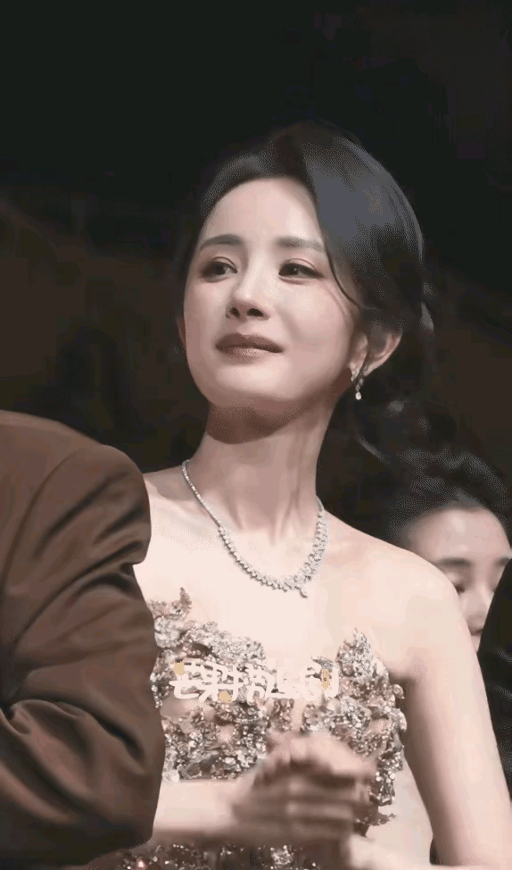 杨幂脸上藏不住的尴尬，百花奖双提名颗粒无收，白瞎了她美美的高定礼服。

最佳女主