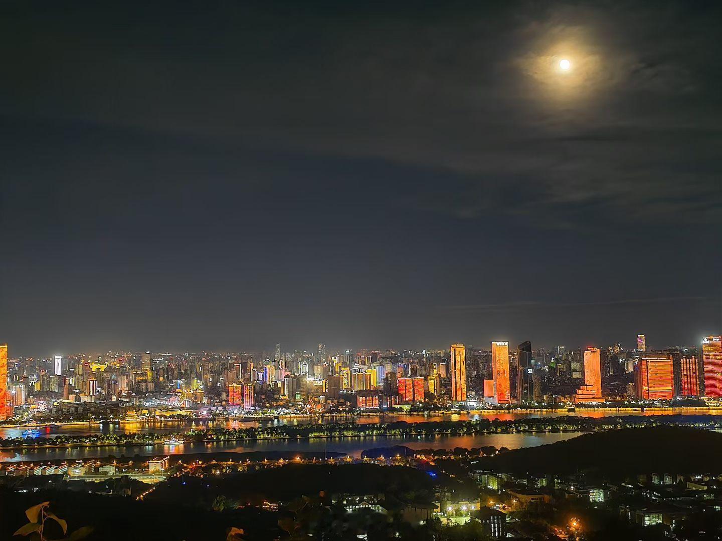 长沙夜景还是不错的，岳麓山上也凉快，晚安 