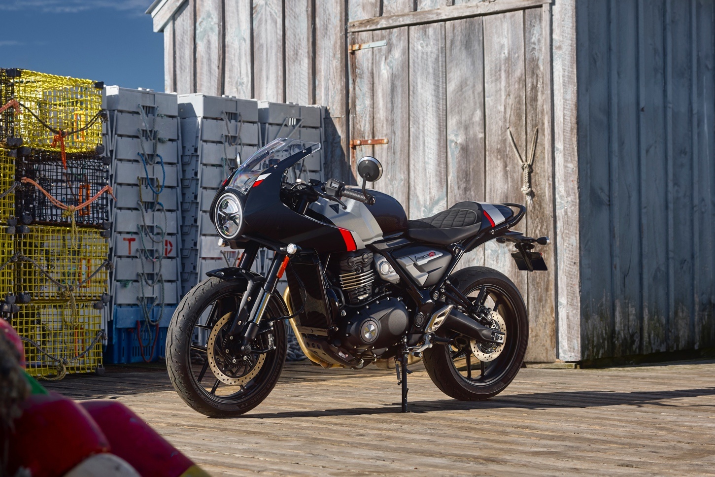 今天凯旋发布了两台400新车：Tracker 400与Thruxton 400两
