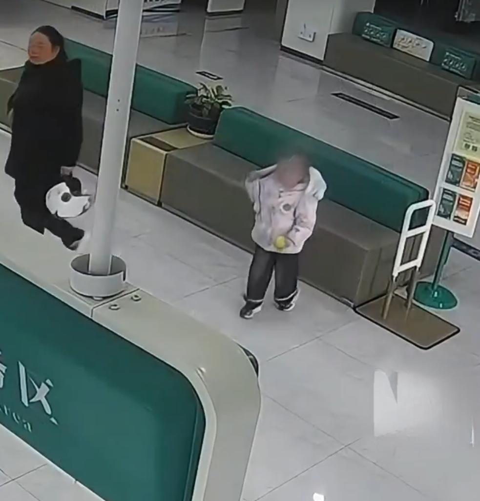 甘肃张掖的孔女士，每天早上都要赶一趟“时间差”。

她有两个女儿，大女儿上学早，