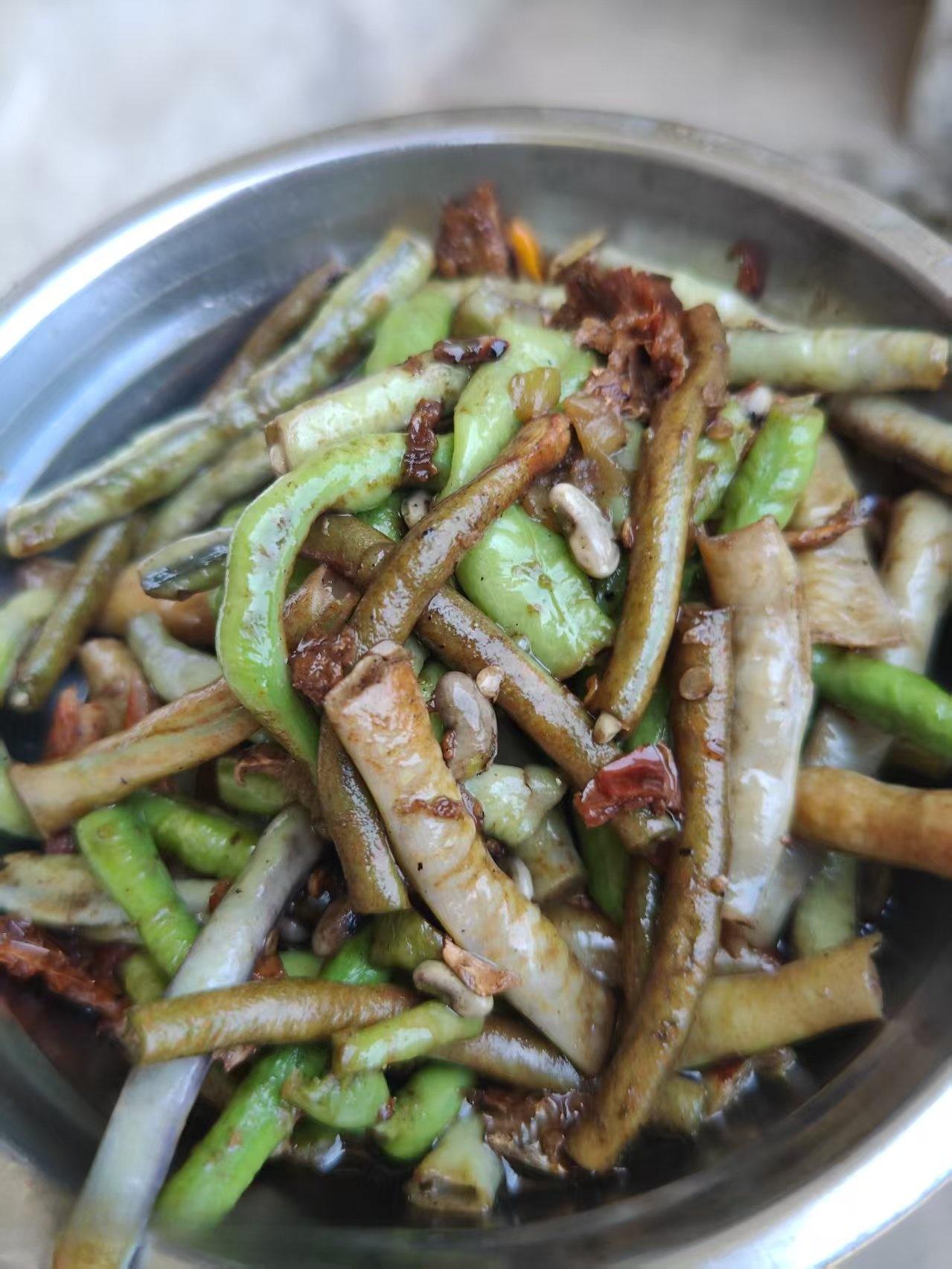这是我炒豆角最好吃的一次，因为这个新鲜豆角好吃，我没有放青辣椒，放的干辣椒，放了
