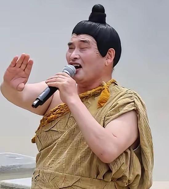 不能说朱之文没有时运加持，一场商演单单一首歌酬劳就高达十万，普通普通人埋头苦干一