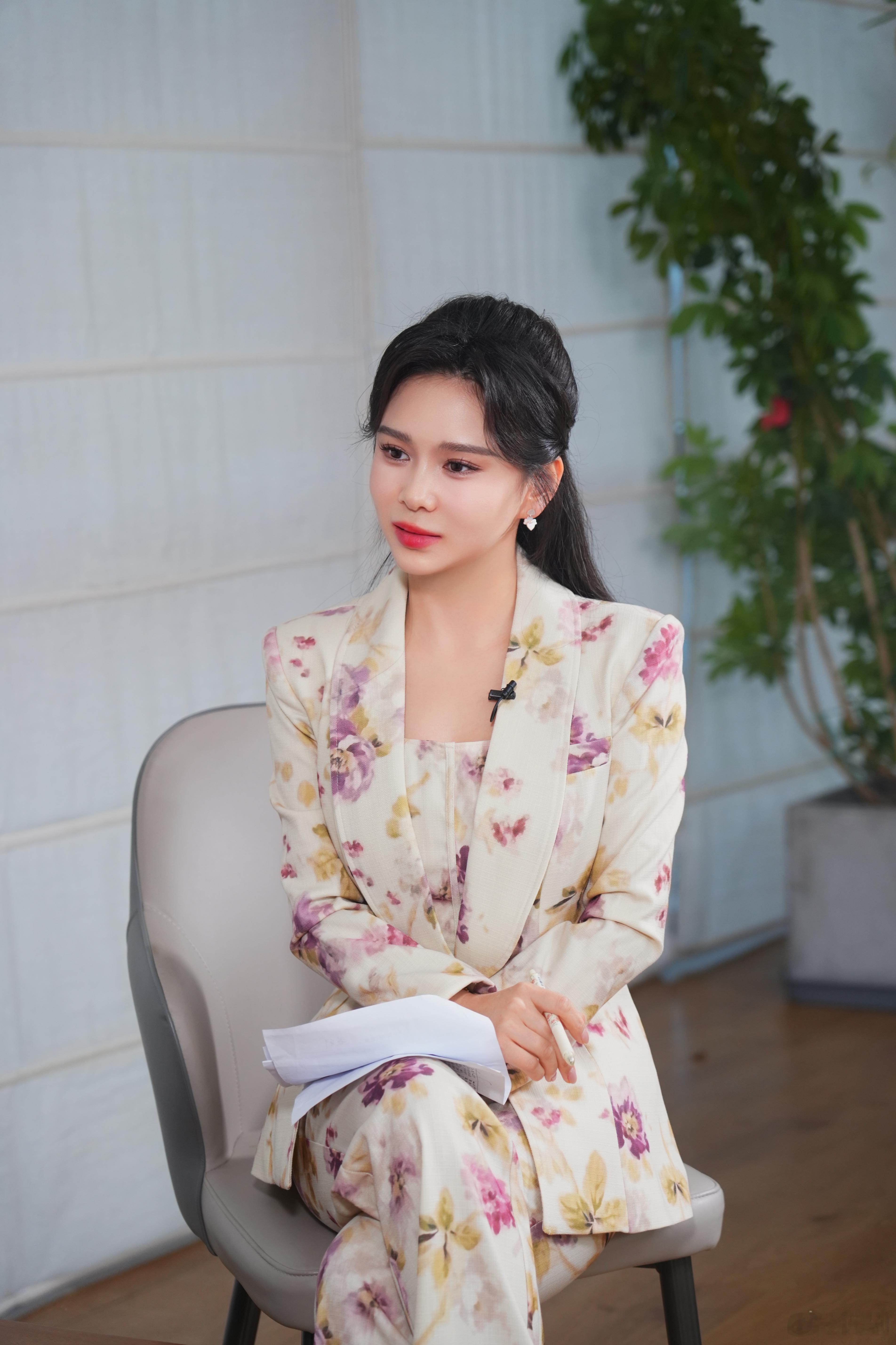 主持人刘美希时尚穿搭 忘却传统西装的束缚，加入个人风格的元素，时尚无界限，今天让