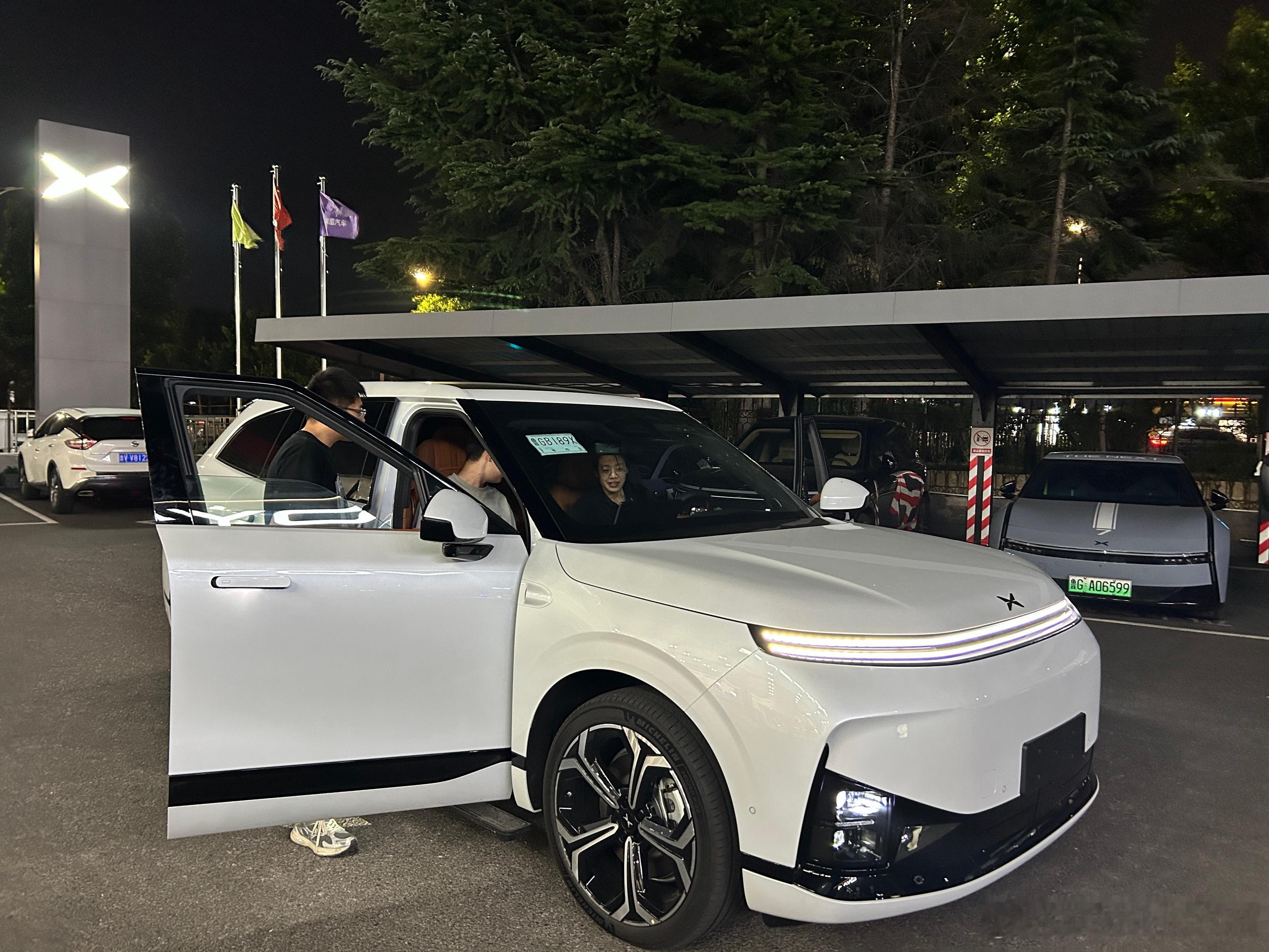 小鹏G9L上市后的第一个周末热度直接拉满23.18万起直接满配，空间、三电、操控