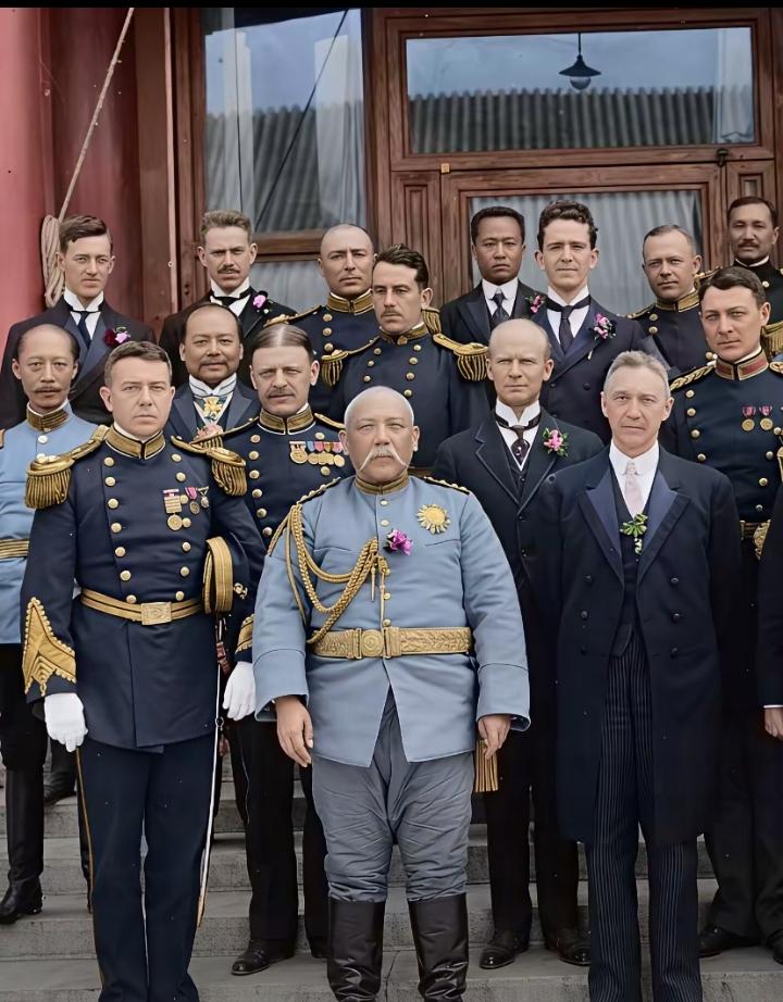 一直听说“袁大头”，今天可终于是见到他身前的照片了。五十多岁的年纪，头发、胡子早