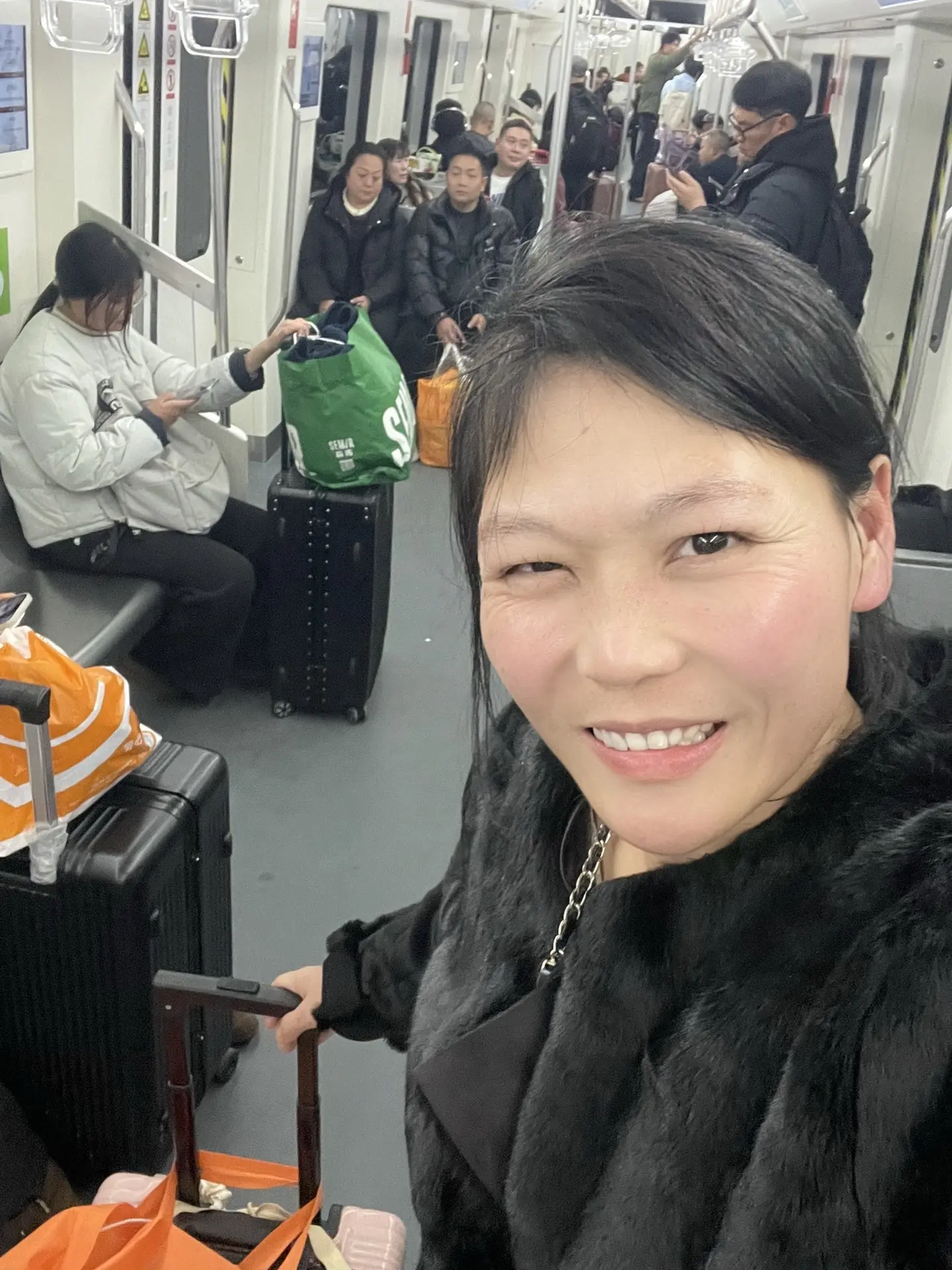 记录真实生活 拍照 火车站离婚的女人 回家过年