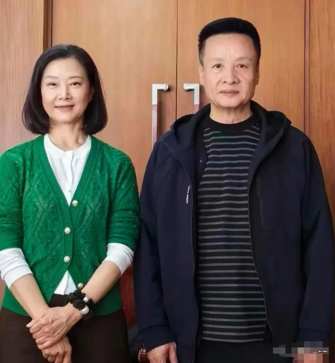 宋祖英如今模样大变，昔日声情并茂的辣妹子有了奶奶范，可谓岁月无情催人老啊！