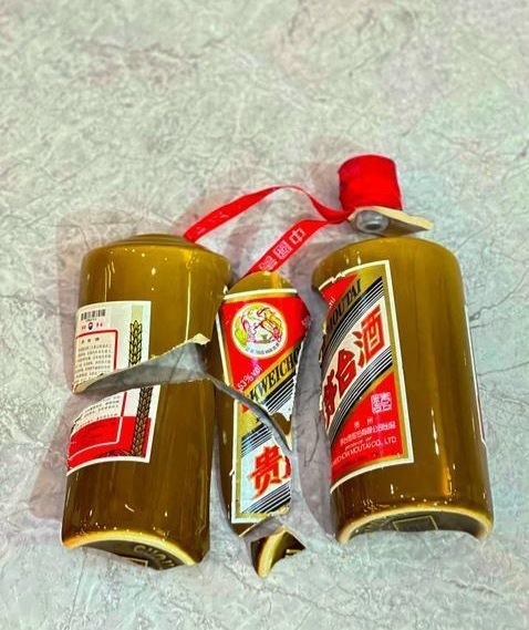 女员工手一抖摔破3000多元飞天茅台 据说老板很大度，她出镜的视频，一个点赞抵一