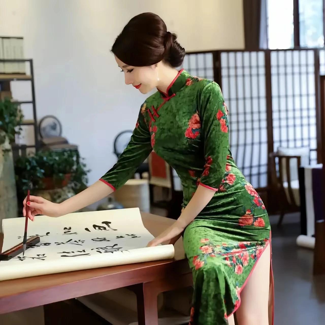 上联：淡墨书香养正气
下联：重彩绘画宜古趣