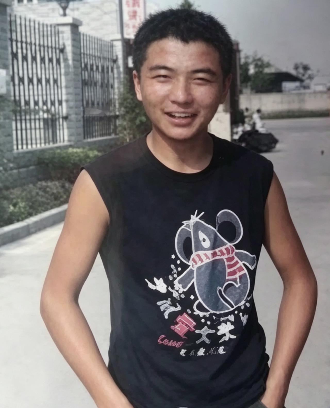 赵传传：右边上牙有颗虎牙，2005年8月31日晚上十点左右赵传传跟母亲拿了一百¥