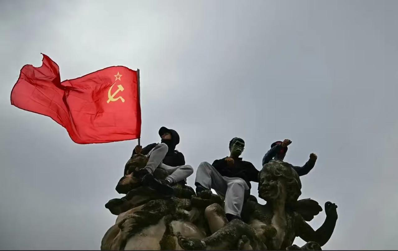 巴黎的街头出现这一幕还是挺有意思。
嗯，我唯一担心的就是他们扛着这个旗子去0元购