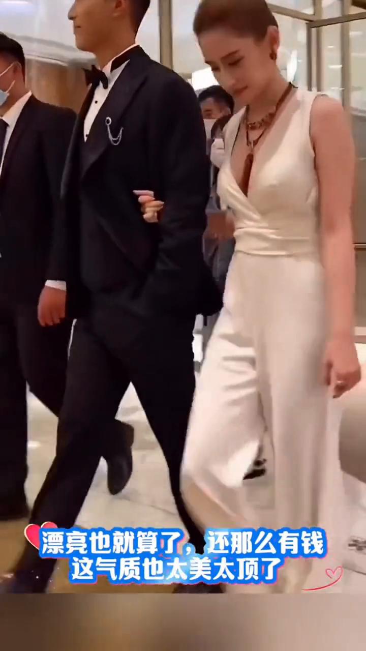 漂亮也就算了，还那么有钱。
这气质也太美太顶了。