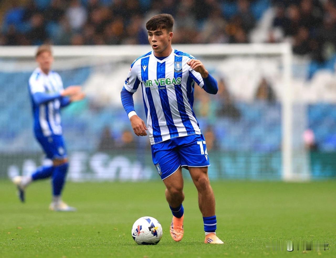 多尔古 vs 哈里·阿马斯——曼联左翼卫新时代即将开启！
多尔古终于在一线队站稳