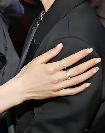 这双手堪称纤纤玉手，手指修长、皮肤白皙，精致又好看。谷爱凌身高175cm，身材纤