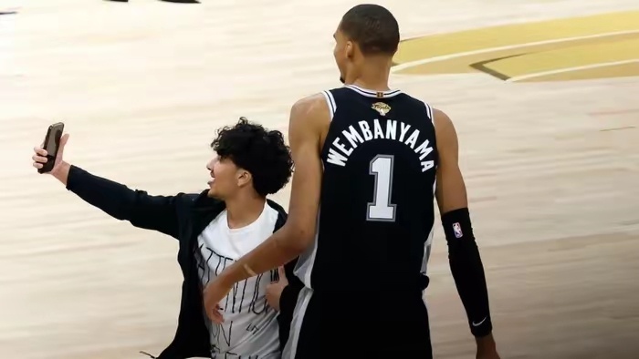 这辈子再也别想踏入任何一座NBA球馆！NBA官方对马刺对阵尼克斯总决赛第一场比赛