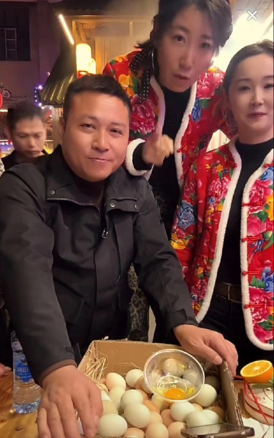 直播间卖土鸡蛋，主播突然现场征婚：28岁姑娘择偶，连已婚男士都能报名。
海哥镜头