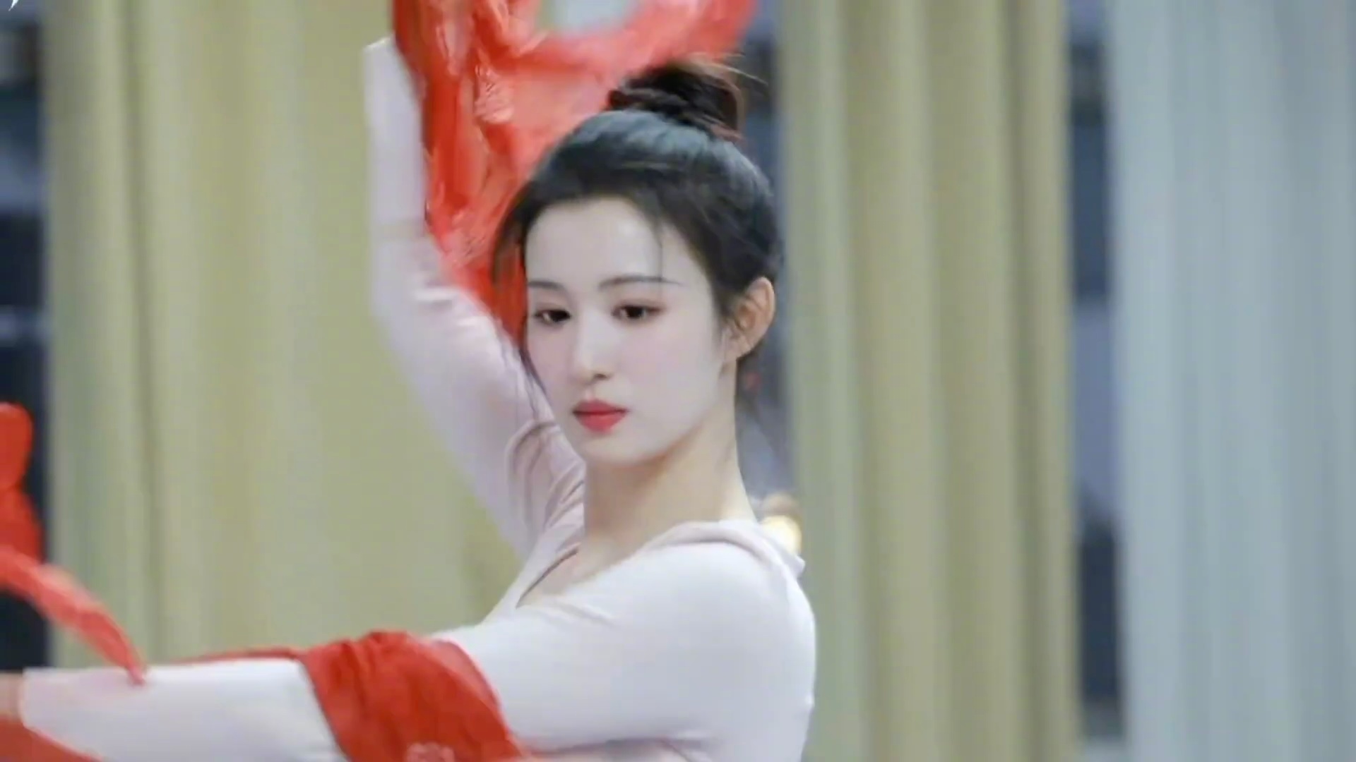 王楚然 x 明月录丨我家舞蹈生王楚然明月录雪舞海报 不知道王楚然的身段很曼妙