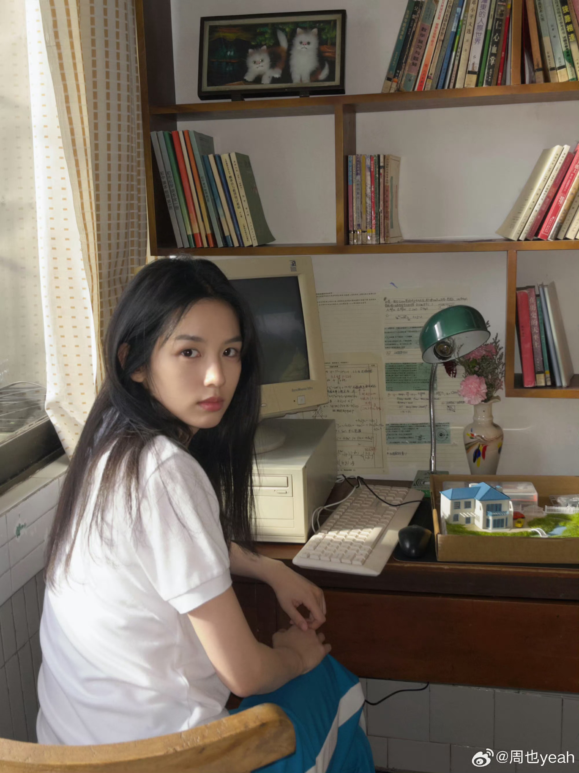 周也氛围感女头周也校服造型梦回青春 白衬衫蓝裤子的校服装扮，自带青春白月光滤镜，