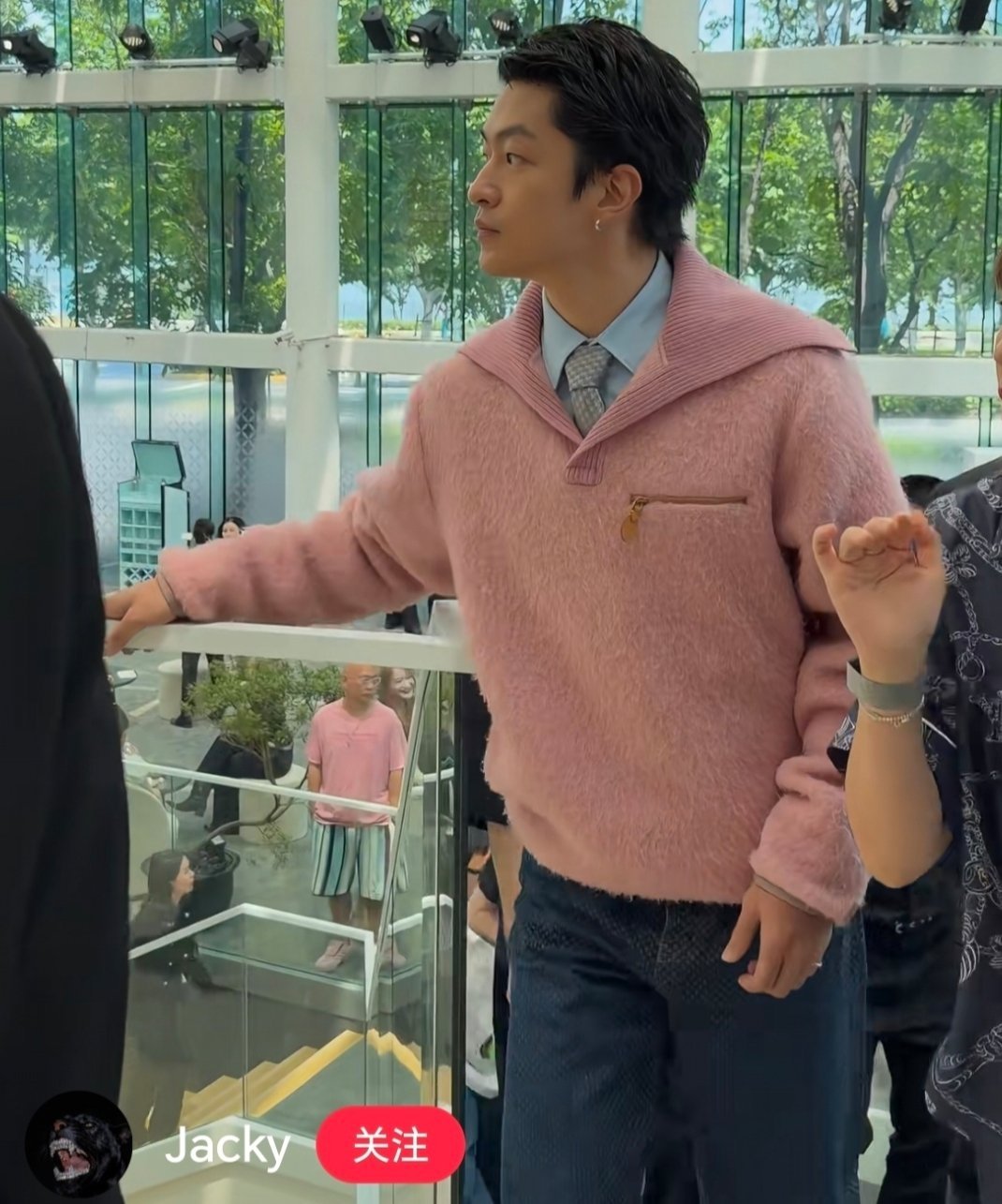 屈狗：你怎么知道我喜欢迪士尼？我：……（在猜他cos的到底是草莓熊还是玲娜贝儿）