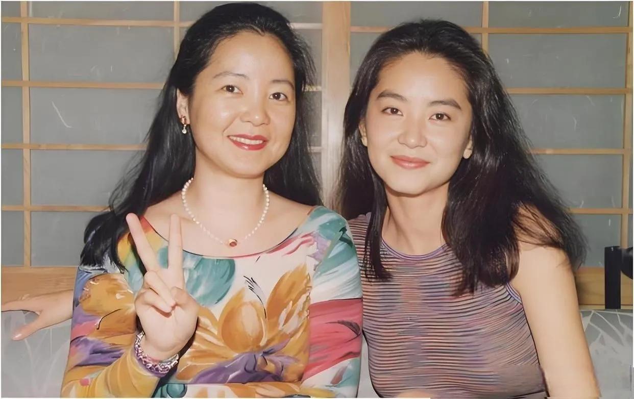 一张比较久远的图片，图上中的两人家喻户晓，大名鼎鼎，在各自的领域有着举足轻重的地