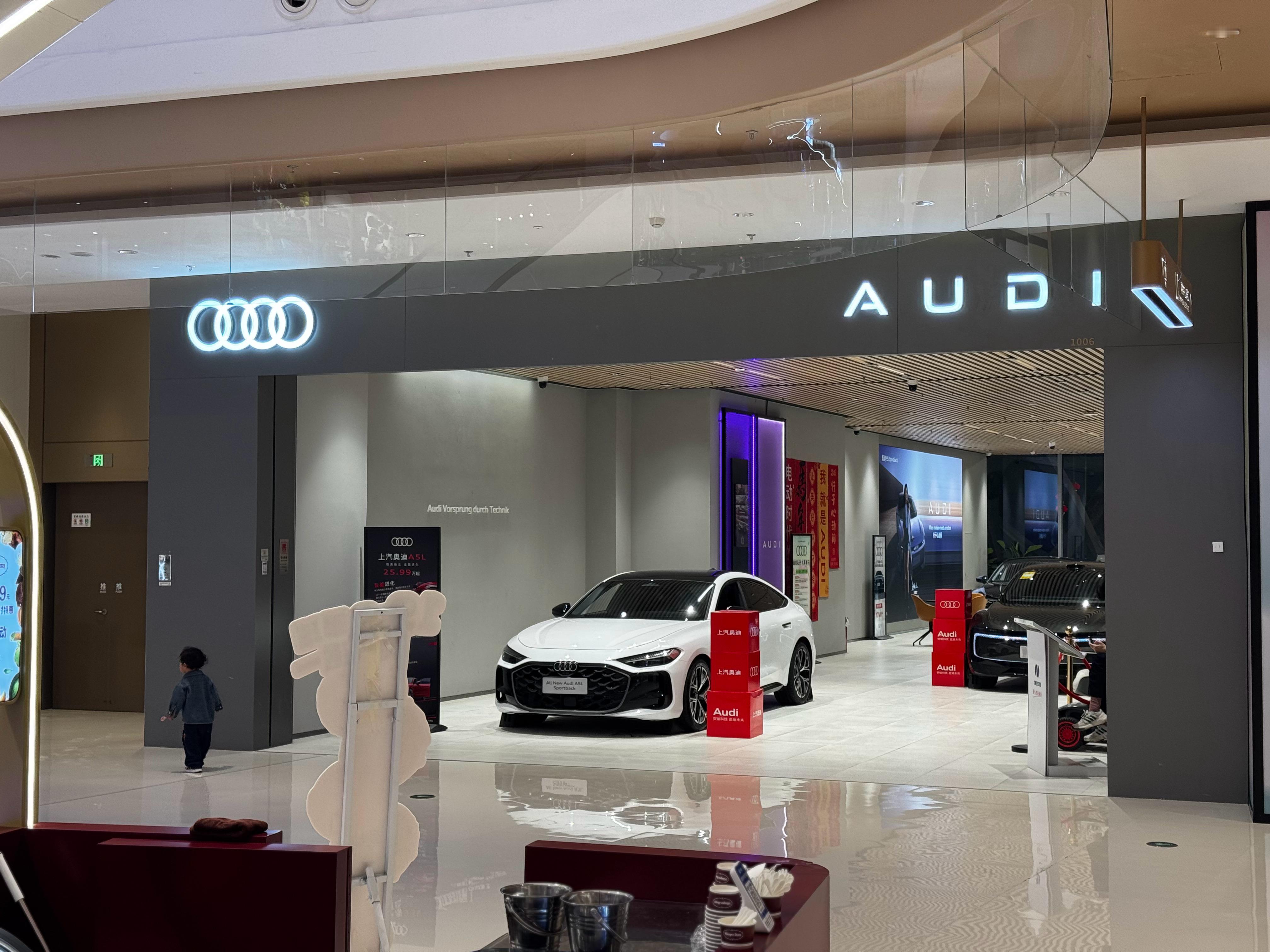 这哪是爱情广场，这简直就是汽车界的和平饭店！我没想到，一个商场在具备诸多美食、奶