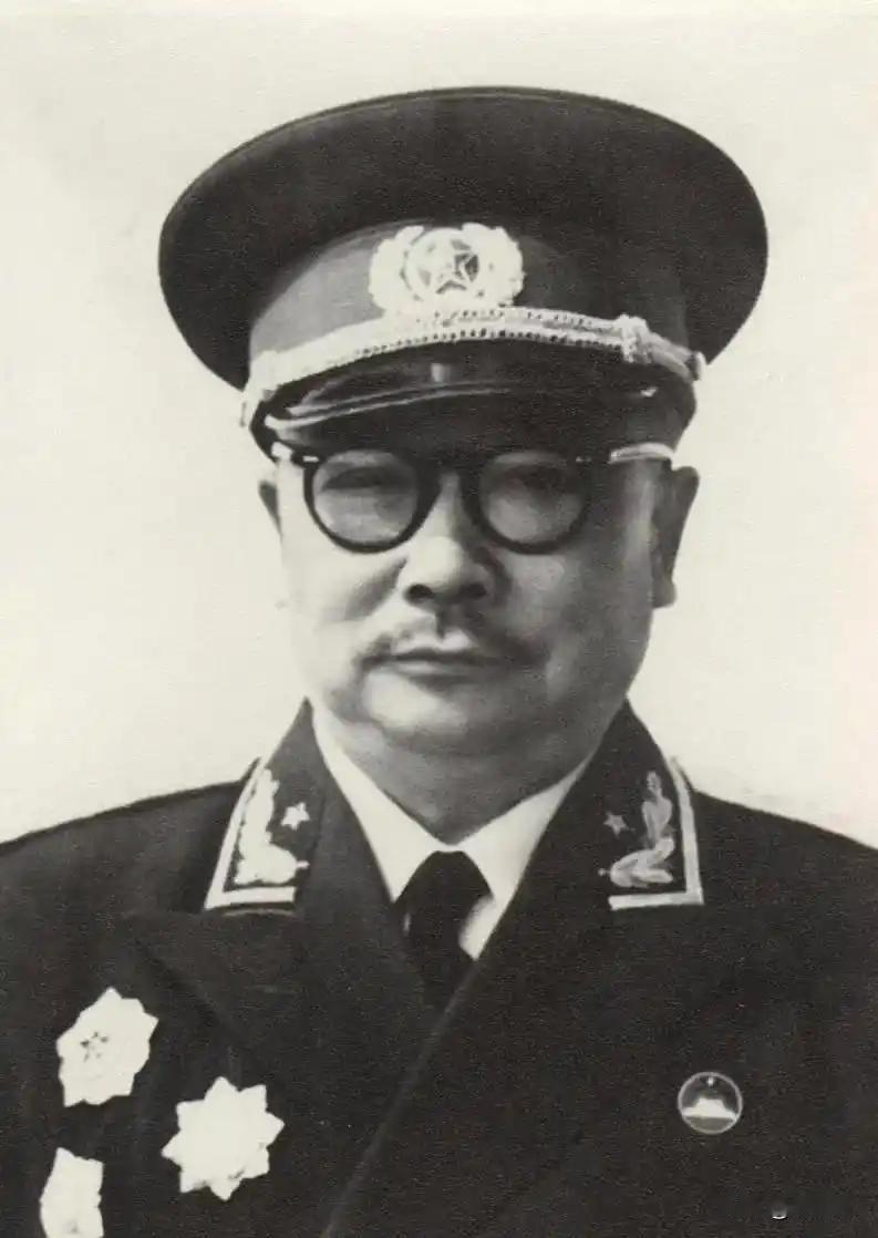 1957年10月25日，李克农吃完午餐后，自感头昏，便想出去透透空气，刚迈出门槛