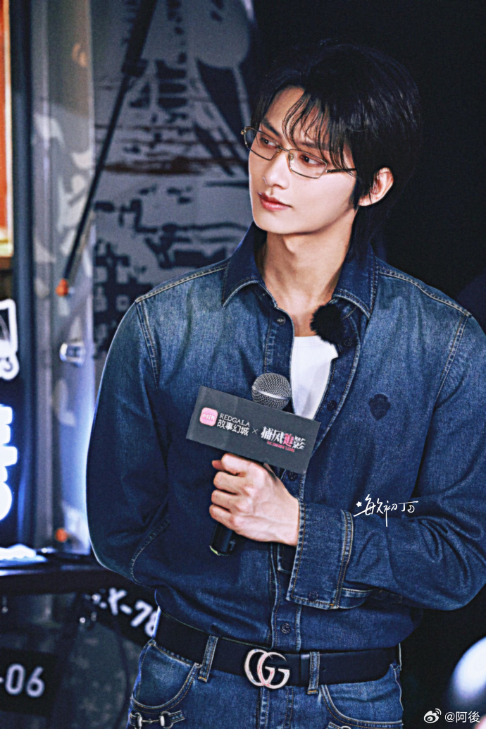 文俊辉成龙比武成龙说未来接班人是文俊辉现在完全是他的当打之年😜，武术底子一直在