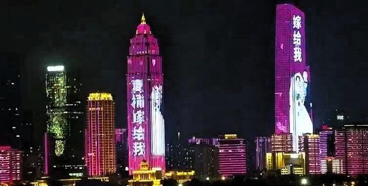5月10号晚上，武汉长江两岸突然亮起一排大字——“夏楠嫁给我”。不少游客目睹了这