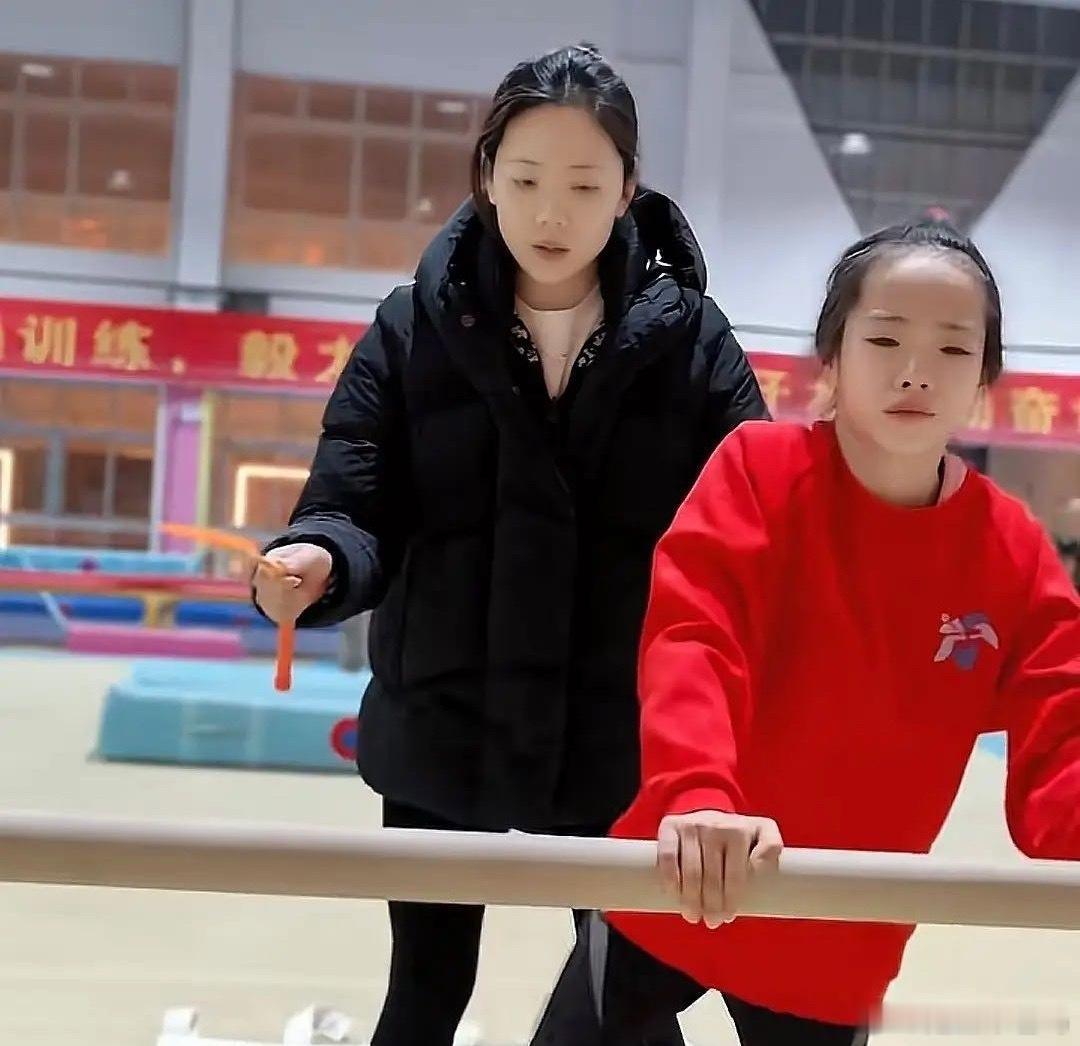 杨威开10小时车，从武汉送双胞胎女儿去深圳参加体操集训，9岁乐乐练抬腿累到哭，杨