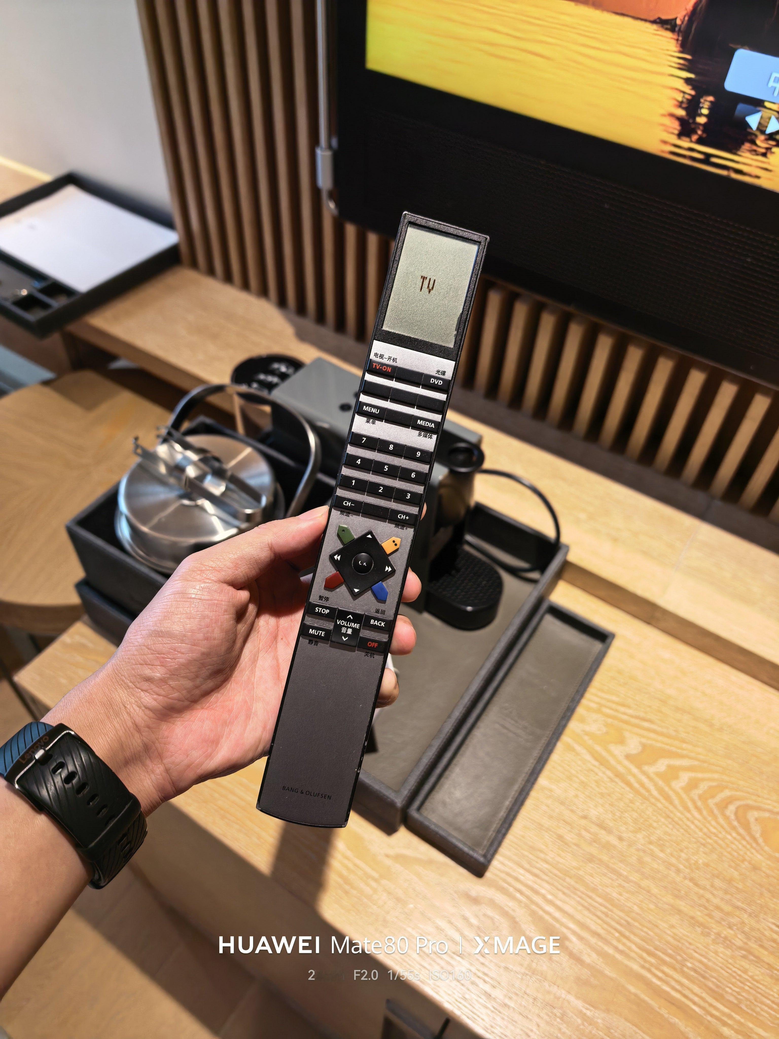 damn，什么遥控器这么长？而且超级重，像一把剑一样 