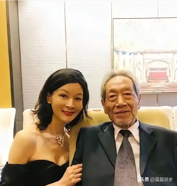 30岁饶芯语倒追67岁王奎荣：不要房车彩礼，只愿嫁你，这份真心太戳人
 
201