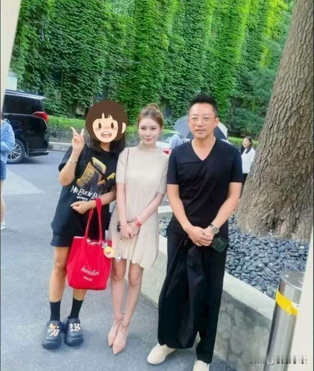 汪小菲马筱梅现身京城街头！因女士造型时尚被摄影师定格！[得意][得意]马筱梅