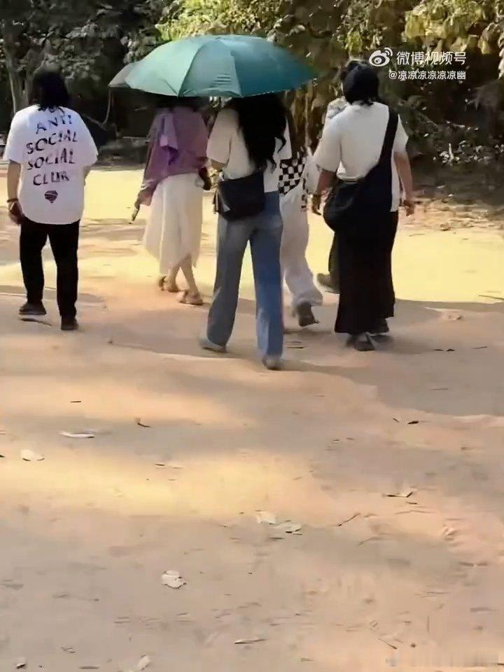 蹲到孟子义《三线谜回》柬埔寨路透，状态简直绝绝子，粉丝送的平安符挂在包上，细节满