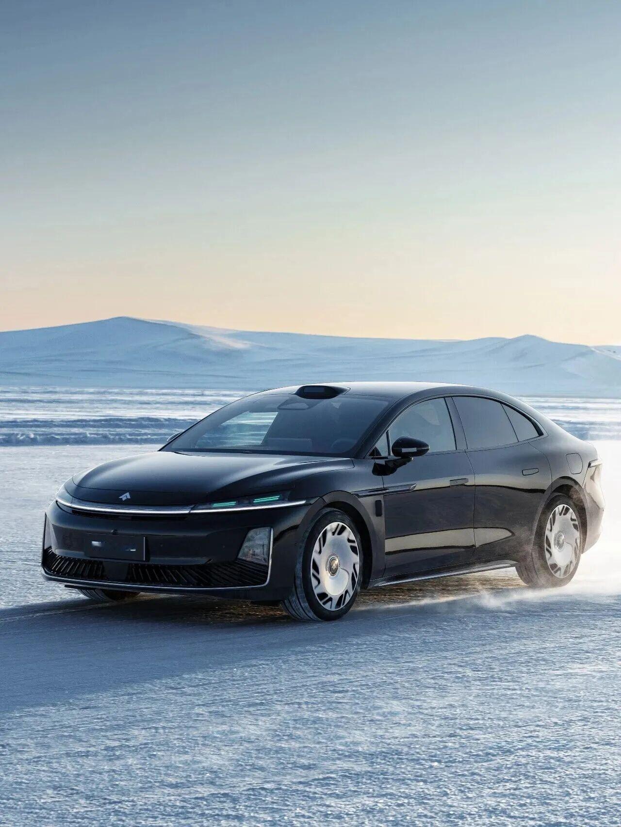 广汽昊铂A800冰雪大片
在无垠雪野中
昊铂A800如光影般凌厉穿梭
532经典