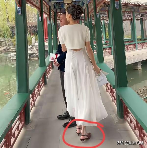 这俩人是真不怕冷，我还穿着秋裤呢，人家已经裙子凉鞋了！

汪雨领着怀孕6个月的妻