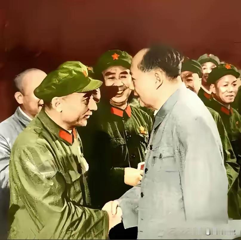 这张照片我是第一次见到，拍摄时间应该是六十年代末，伟人和一位将军握手的场景被这张