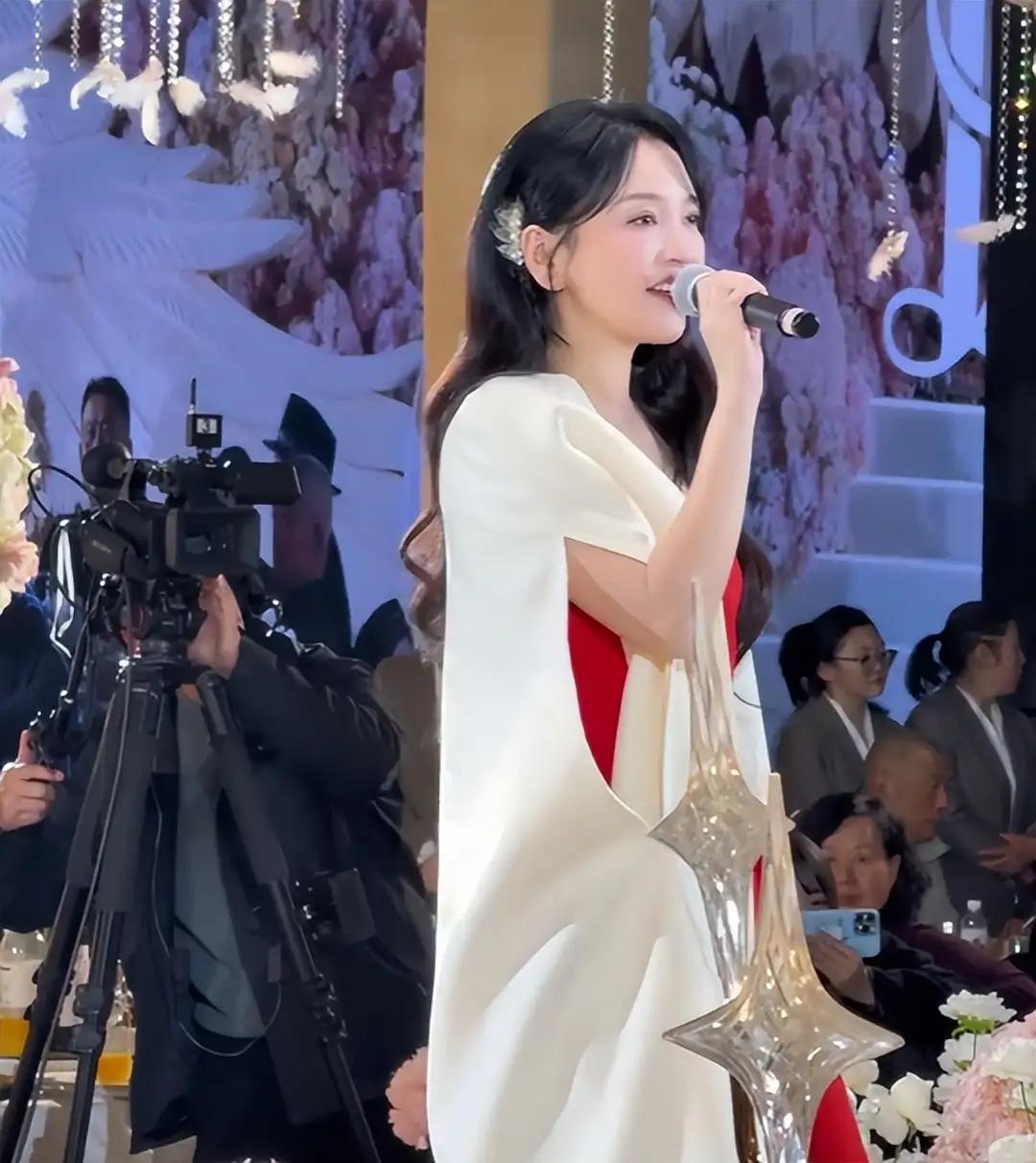 金莎在江苏一富商女儿婚礼上献唱三首歌，宾客只顾吃饭，有点心酸。不过35万三首，似