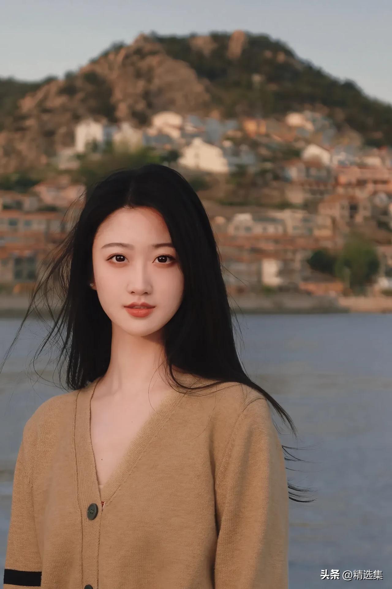 什么样的女生让人一见难忘?
真正难忘的女生，往往有独特特质。有的女生眼神沉静或灵