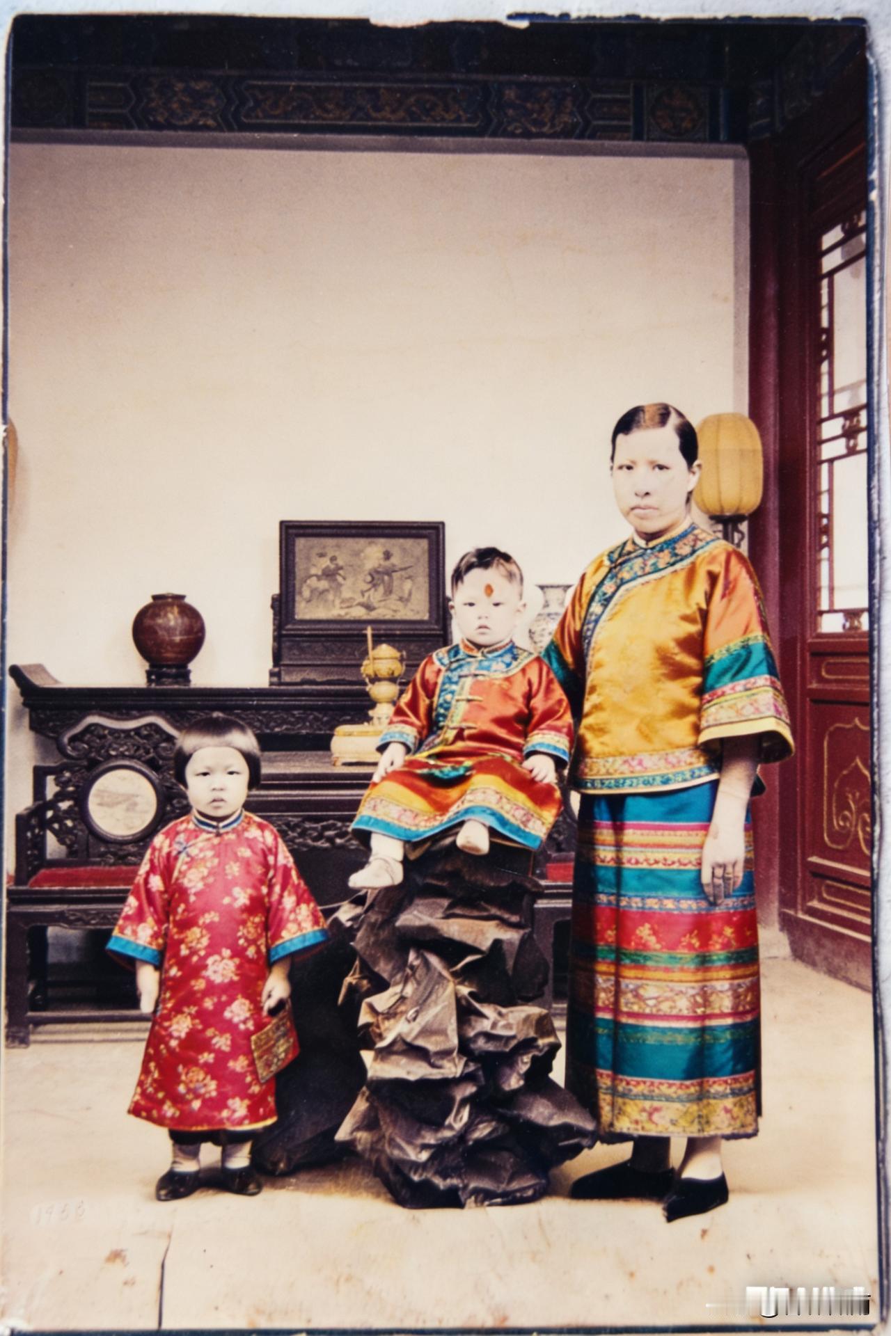 我在豆包上，处理几张民国初年时期拍摄的家庭老照片。效果很好，非常自然，融洽。完全