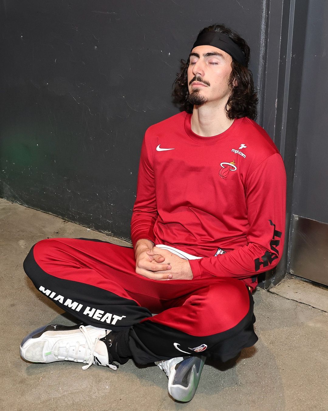 斯波：哈克斯现在要进步的是他在进入油漆区后如何做出更好的决策。他的投篮会进步——