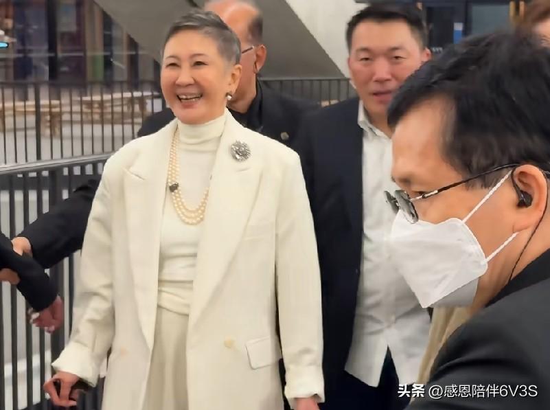 施南生，一路走好！刚读完林青霞的文章，没想到这位大女主私下竟如此软萌，这反差萌简