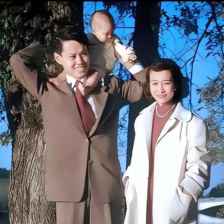 老先生走了，享年103岁。1951年在美国拍的全家福里，他抱着一岁多的大儿子，妻